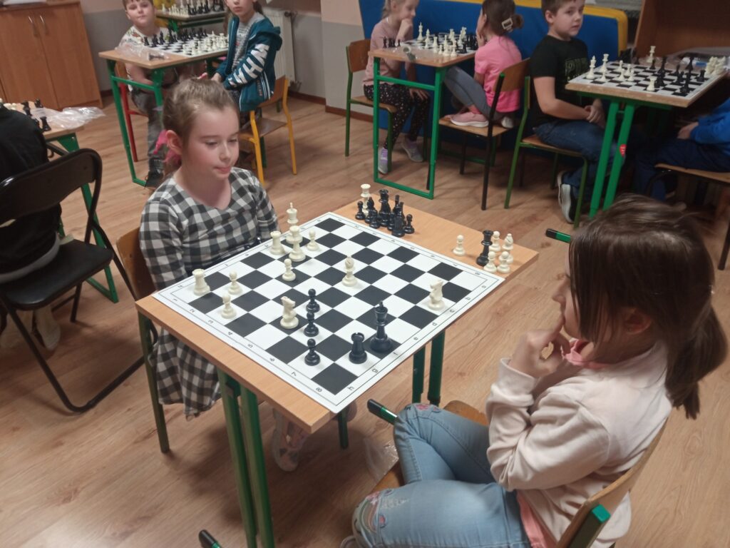 Uczniowie podczas gry w szachy