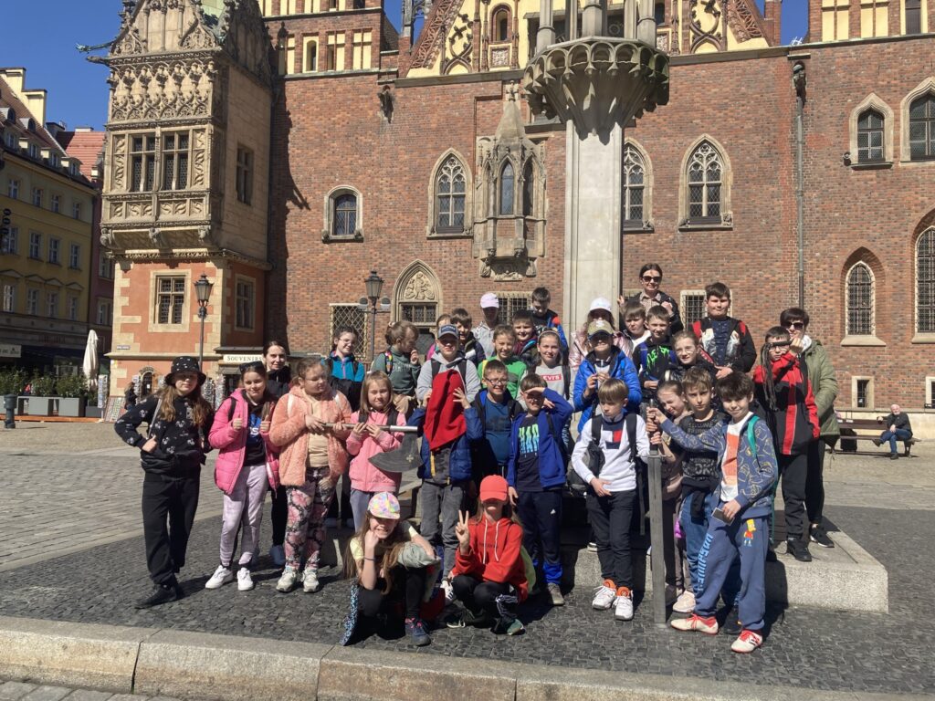 Uczniowie z opiekunami podczas wycieczki do Wrocławia